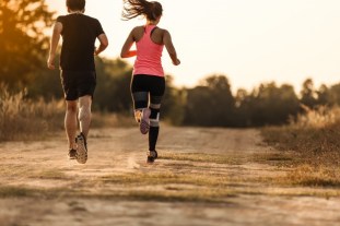 pareja-joven-corriendo-pista-forestal_35721-12
